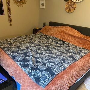 Cozy blue floral fleece throw blanket